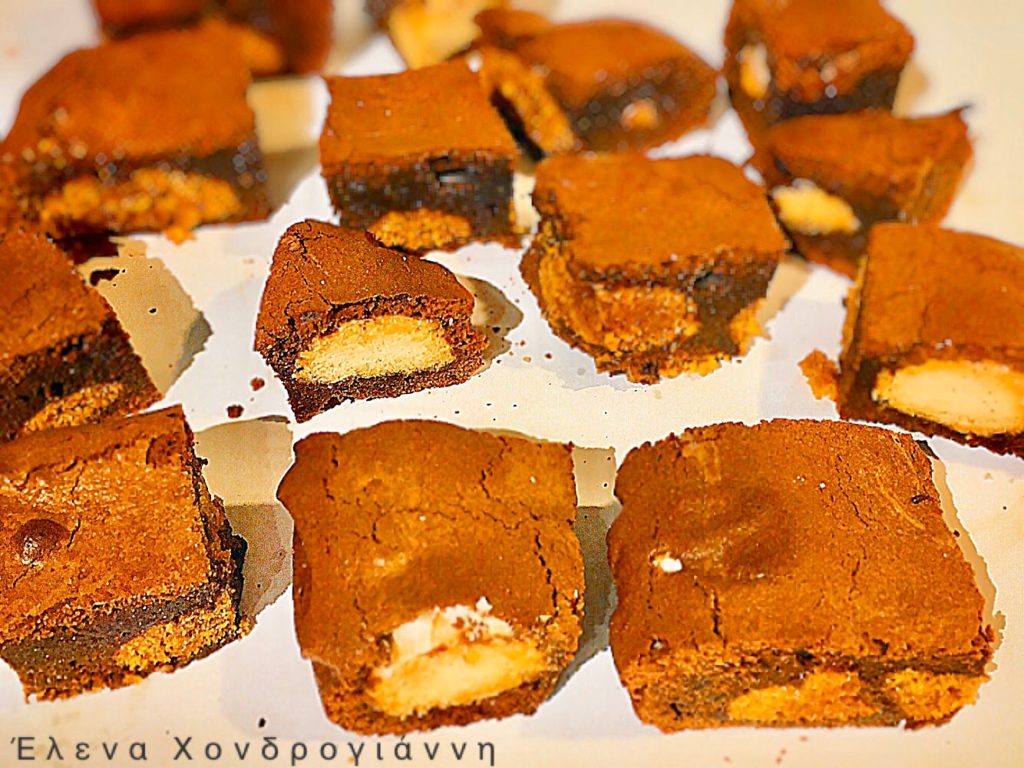 Brownies με μελομακάρονα και κουραμπιέδες